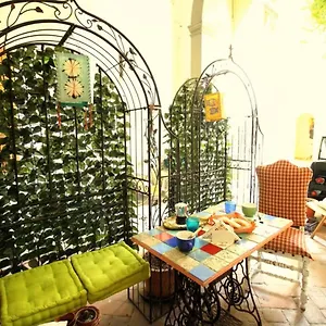  Apartment Hand Decorated House With Court Italy